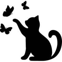 Silueta de un gato jugando con mariposas